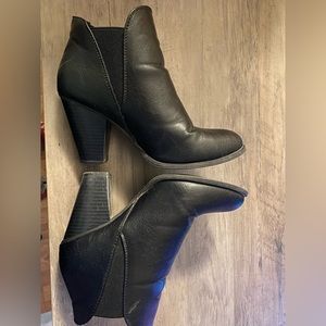 Black ankle boots with stretch triangle